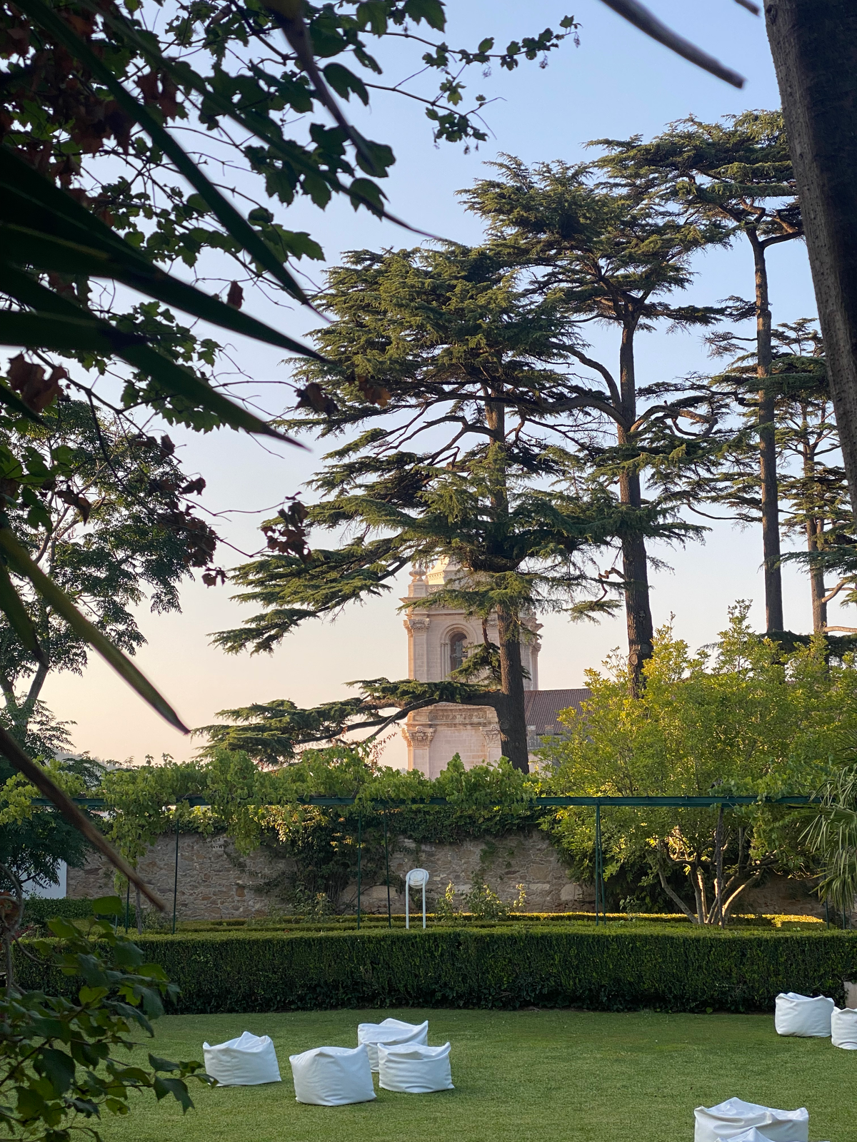 Vista do Mosteiro de Alcobaça a partir dos jardins da Quinta